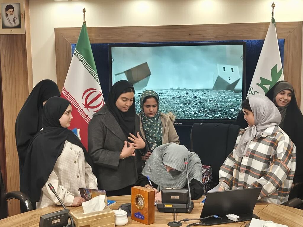 1398357 برگزاری نشست ادبی «دو پنجره» با نقد کتاب «یلدا کنار تو» در مشهد