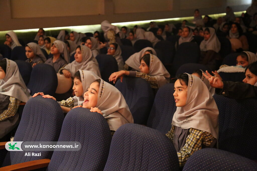 1398363 نمایش «بیاین به شهر قصه» همزمان با آغاز دهه مبارک فجر در بوشهر روی صحنه رفت