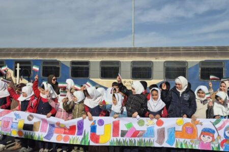 آشنایی کودکان گرگانی با دستاوردهای انقلاب در ویژه‌برنامه قطار شادی