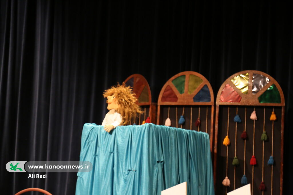 1398573 نمایش «بیاین به شهر قصه» همزمان با آغاز دهه مبارک فجر در بوشهر روی صحنه رفت