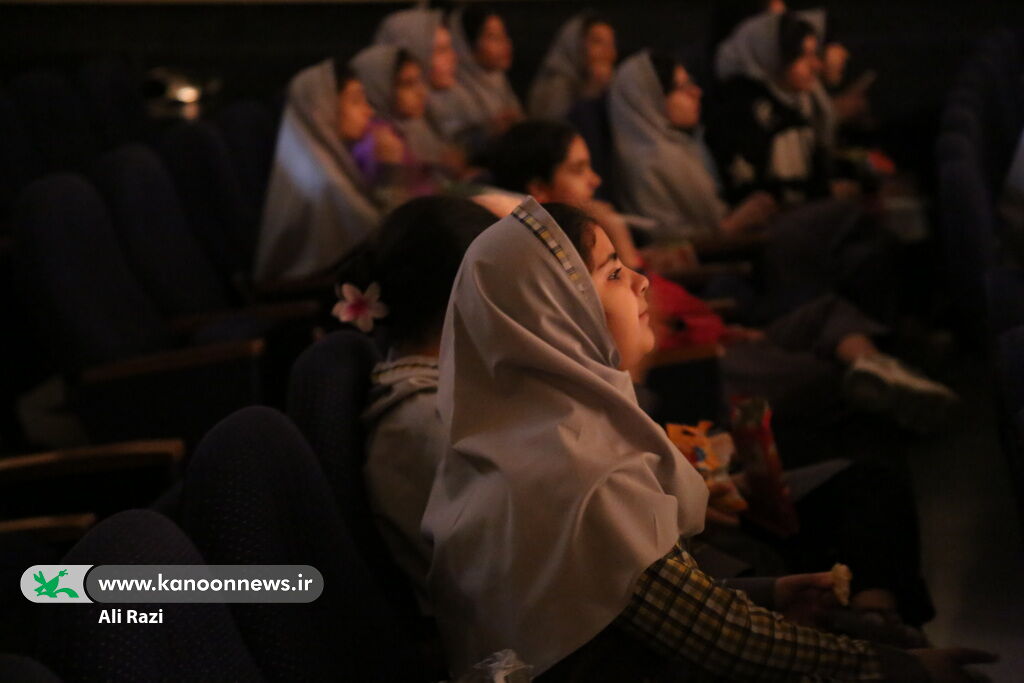 1398576 نمایش «بیاین به شهر قصه» همزمان با آغاز دهه مبارک فجر در بوشهر روی صحنه رفت