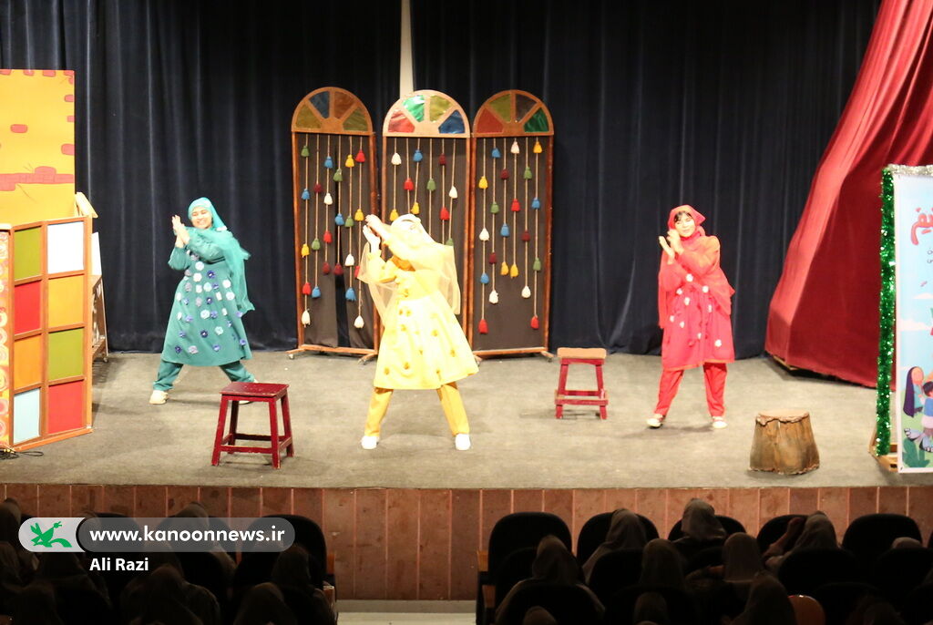 1398579 نمایش «بیاین به شهر قصه» همزمان با آغاز دهه مبارک فجر در بوشهر روی صحنه رفت