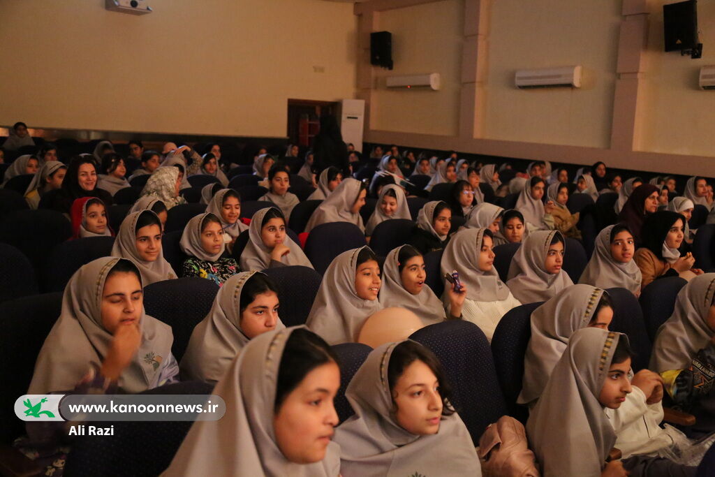 1398582 نمایش «بیاین به شهر قصه» همزمان با آغاز دهه مبارک فجر در بوشهر روی صحنه رفت