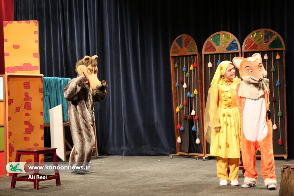 1398583 نمایش «بیاین به شهر قصه» همزمان با آغاز دهه مبارک فجر در بوشهر روی صحنه رفت