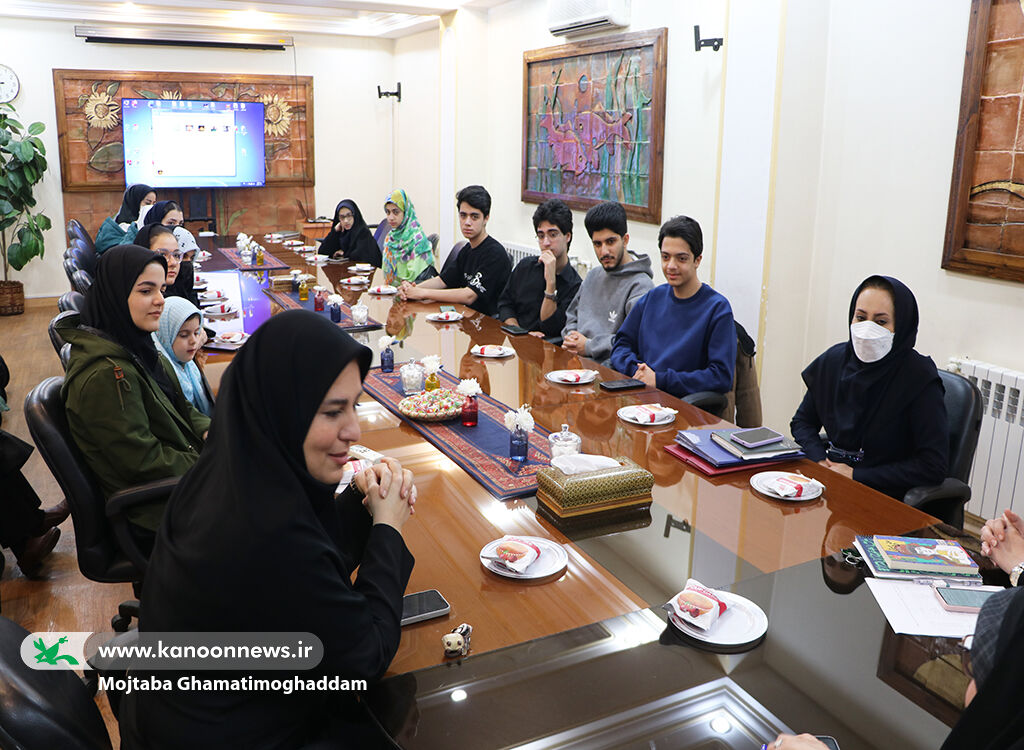 1398590 برگزاری محفل ادبی «تجلی آفتاب» همزمان با آغاز دهه فجر