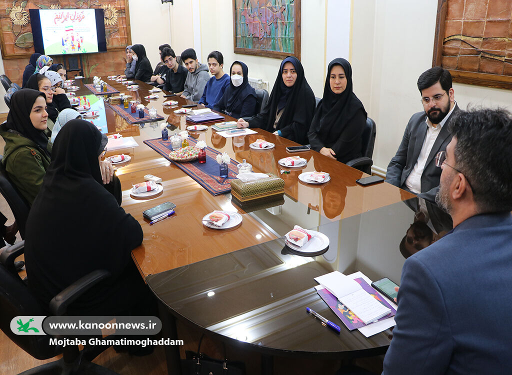 1398592 برگزاری محفل ادبی «تجلی آفتاب» همزمان با آغاز دهه فجر