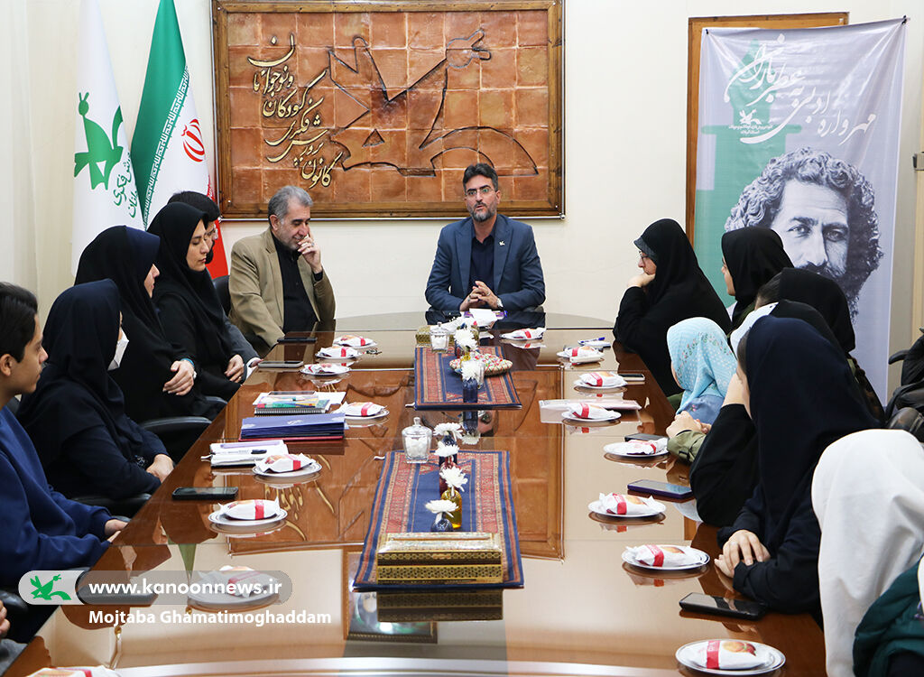 1398600 برگزاری محفل ادبی «تجلی آفتاب» همزمان با آغاز دهه فجر