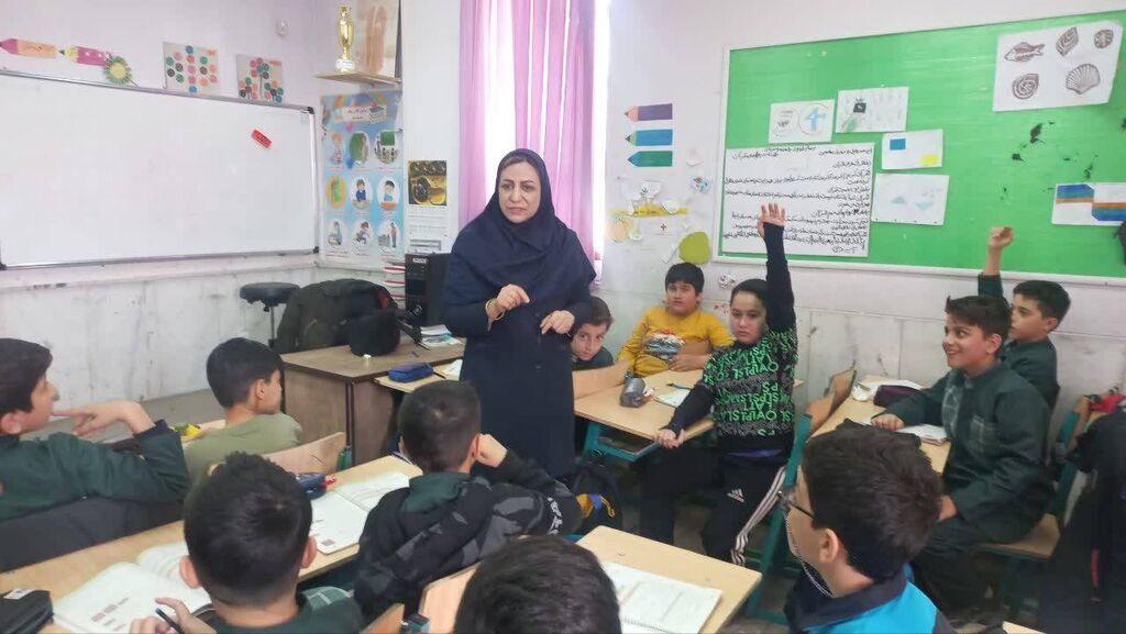 1398602 مربیان دامغان آغاز دهه فجر را با زنگ انقلاب، سرود، کارگاه اوریگامی و قصهگویی گرامی داشتند