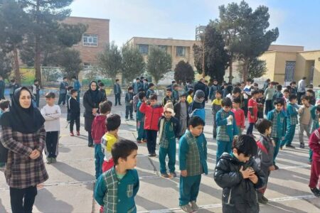 مربیان دامغان آغاز دهه فجر را با زنگ انقلاب، سرود، کارگاه اوریگامی و قصه‌گویی گرامی داشتند