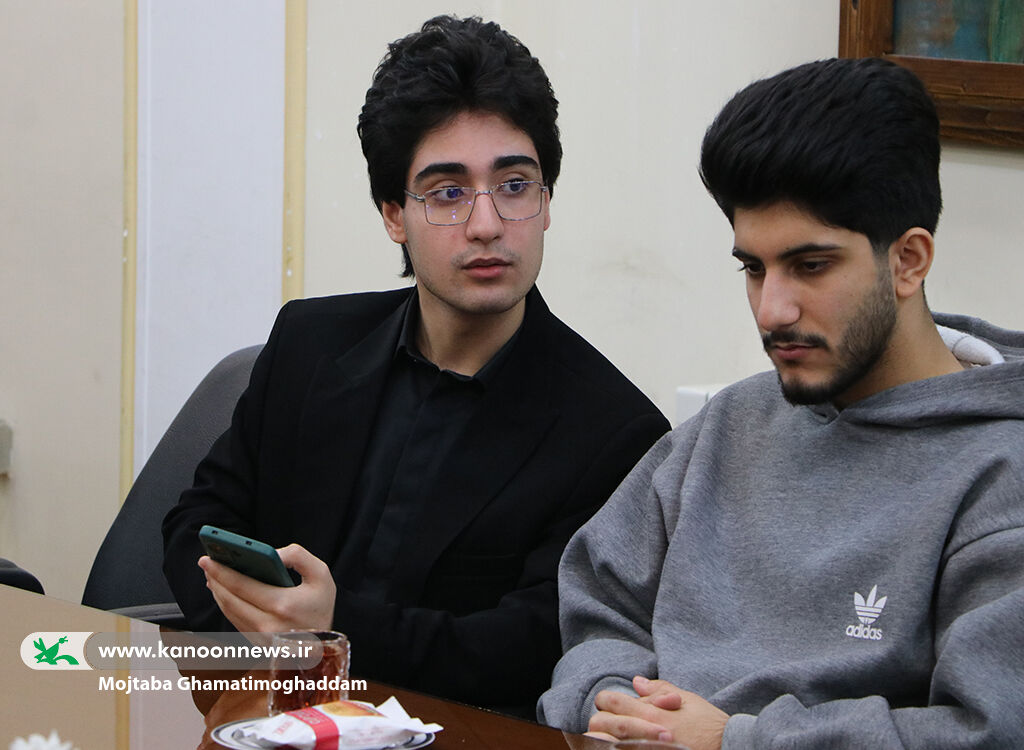 1398610 برگزاری محفل ادبی «تجلی آفتاب» همزمان با آغاز دهه فجر