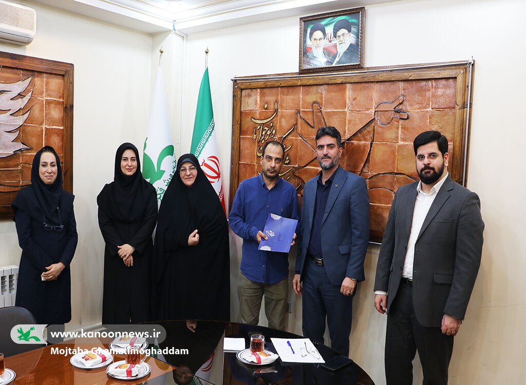 1398616 برگزاری محفل ادبی «تجلی آفتاب» همزمان با آغاز دهه فجر