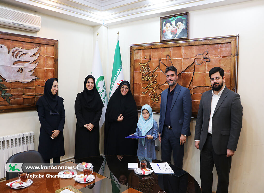 1398617 برگزاری محفل ادبی «تجلی آفتاب» همزمان با آغاز دهه فجر