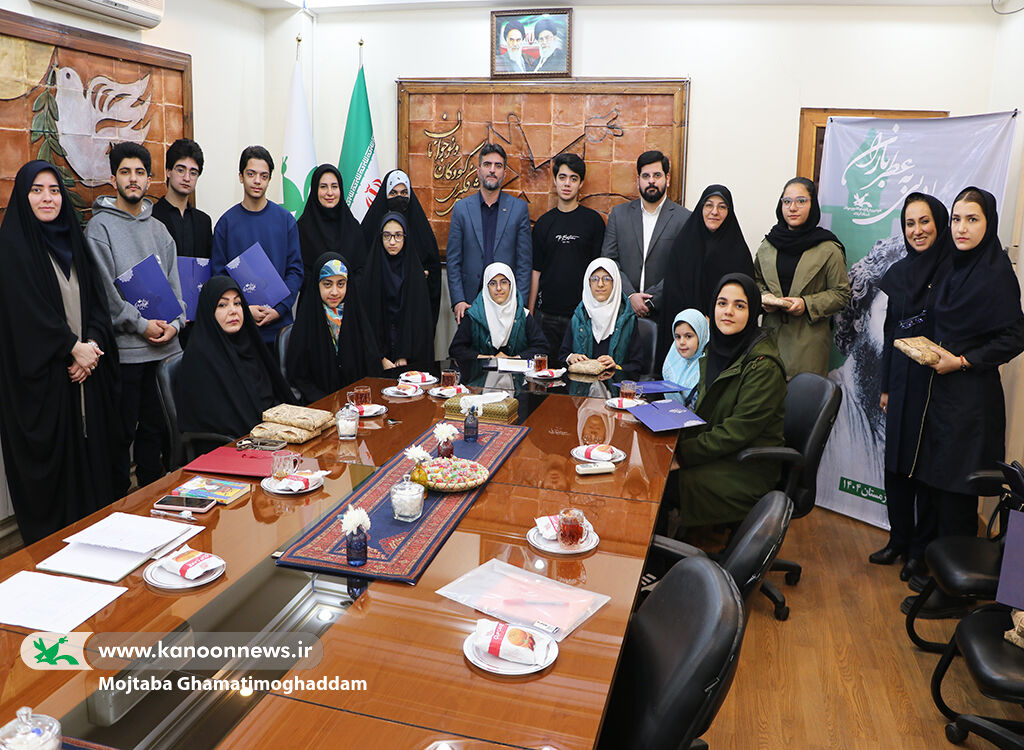 1398618 برگزاری محفل ادبی «تجلی آفتاب» همزمان با آغاز دهه فجر