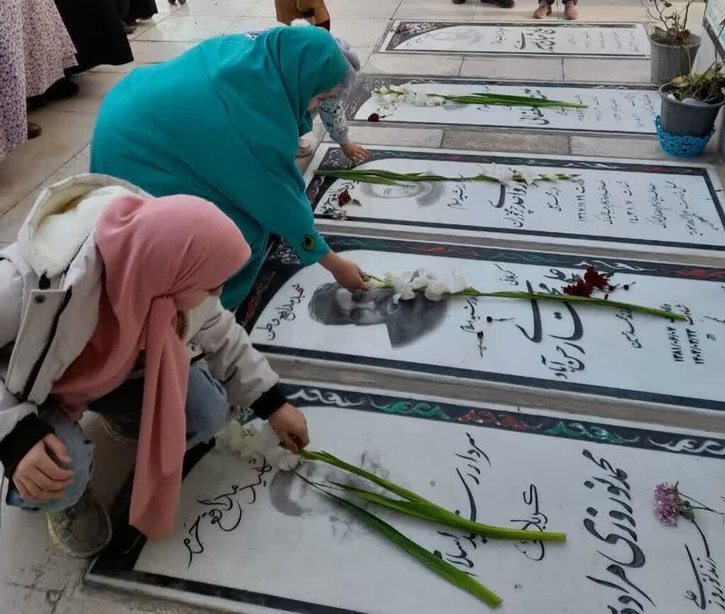 1398720-1 آغاز فعالیتهای دهه فجر با غبارروبی گلزار شهدا