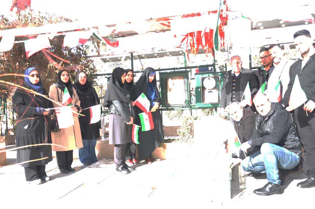 1398722 آغاز فعالیتهای دهه فجر با غبارروبی گلزار شهدا