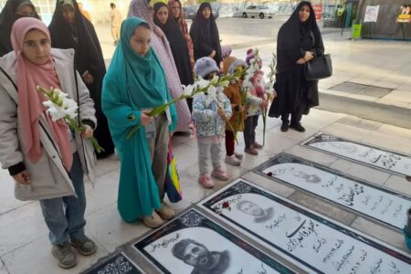 آغاز فعالیت‌های دهه فجر با غبارروبی گلزار شهدا