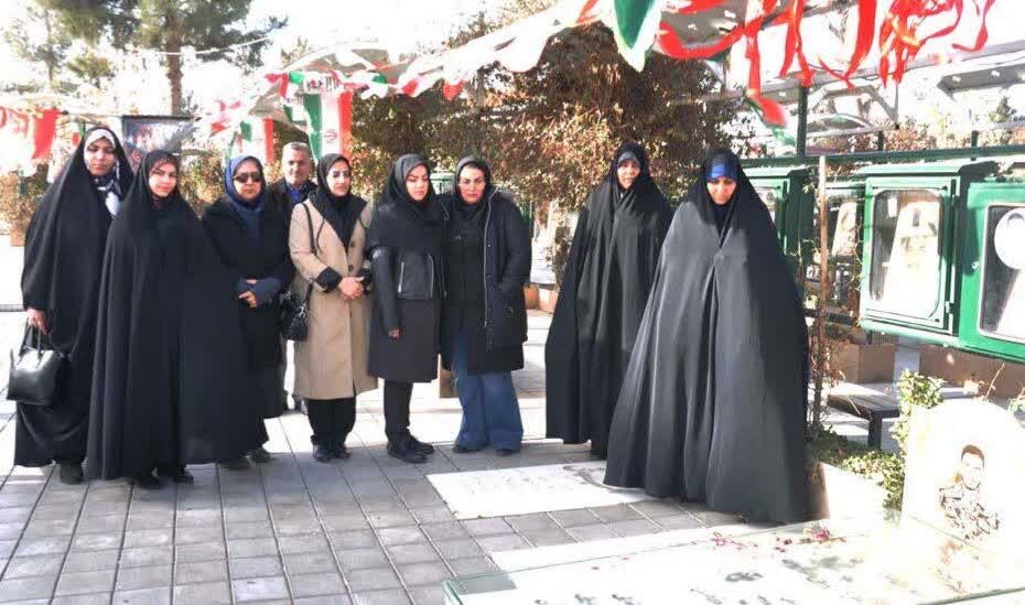 1398725-1 آغاز فعالیتهای دهه فجر با غبارروبی گلزار شهدا