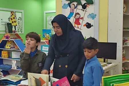بازدید بیش از ۶۰ کودک اوتیسم از نمایشگاه کتاب‌های حسی‌ـ‌لمسی در کانون فراگیر بندرعباس