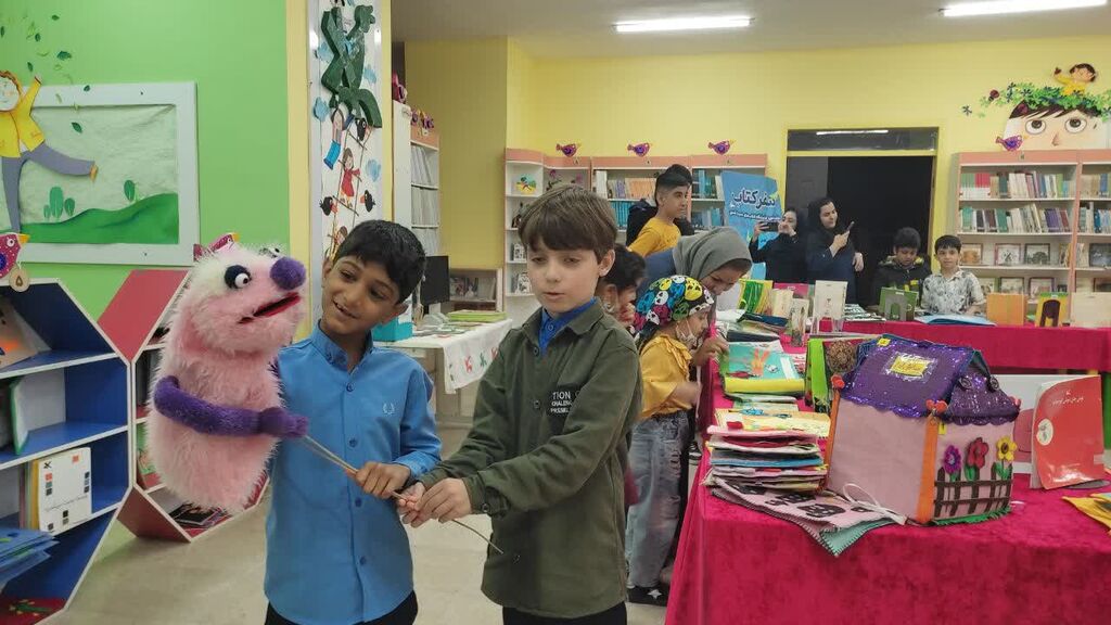 1398800-1 بازدید بیش از ۶۰ کودک اوتیسم از نمایشگاه کتابهای حسیـلمسی در کانون فراگیر بندرعباس