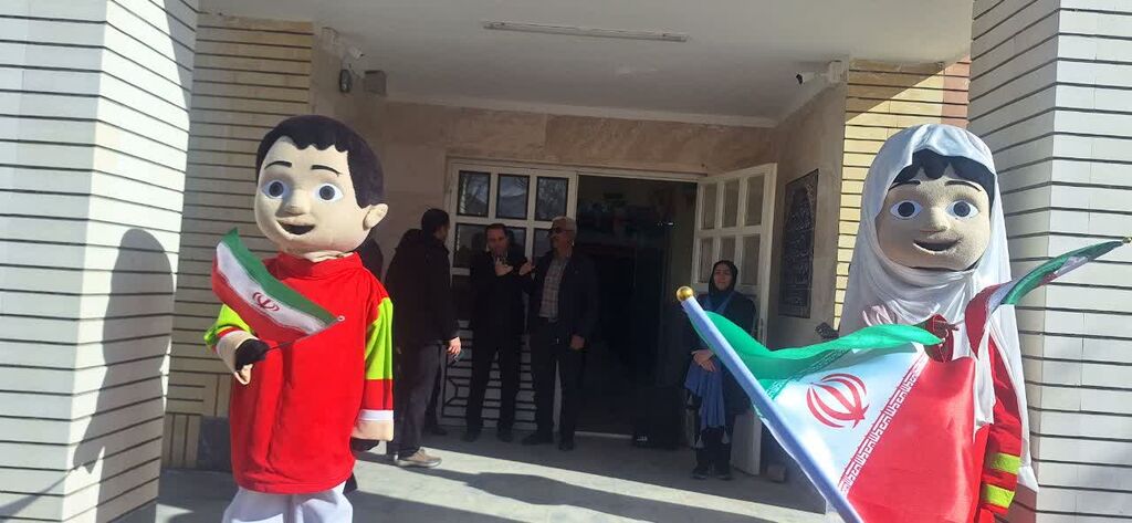 1398963-1 برنامههای کانون شازند در زنگ انقلاب