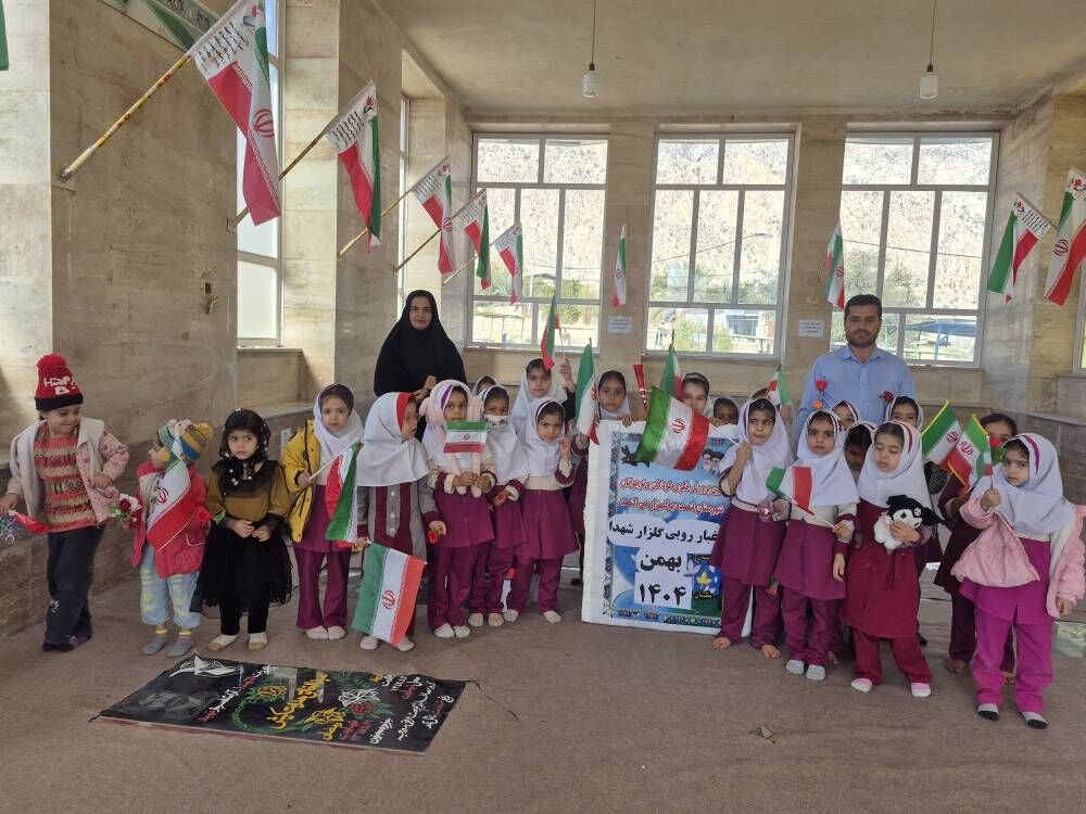 کودکان و نوجوانان لنده با عطرافشانی گلزار شهدا حماسه‌ای ماندگار آفریدند