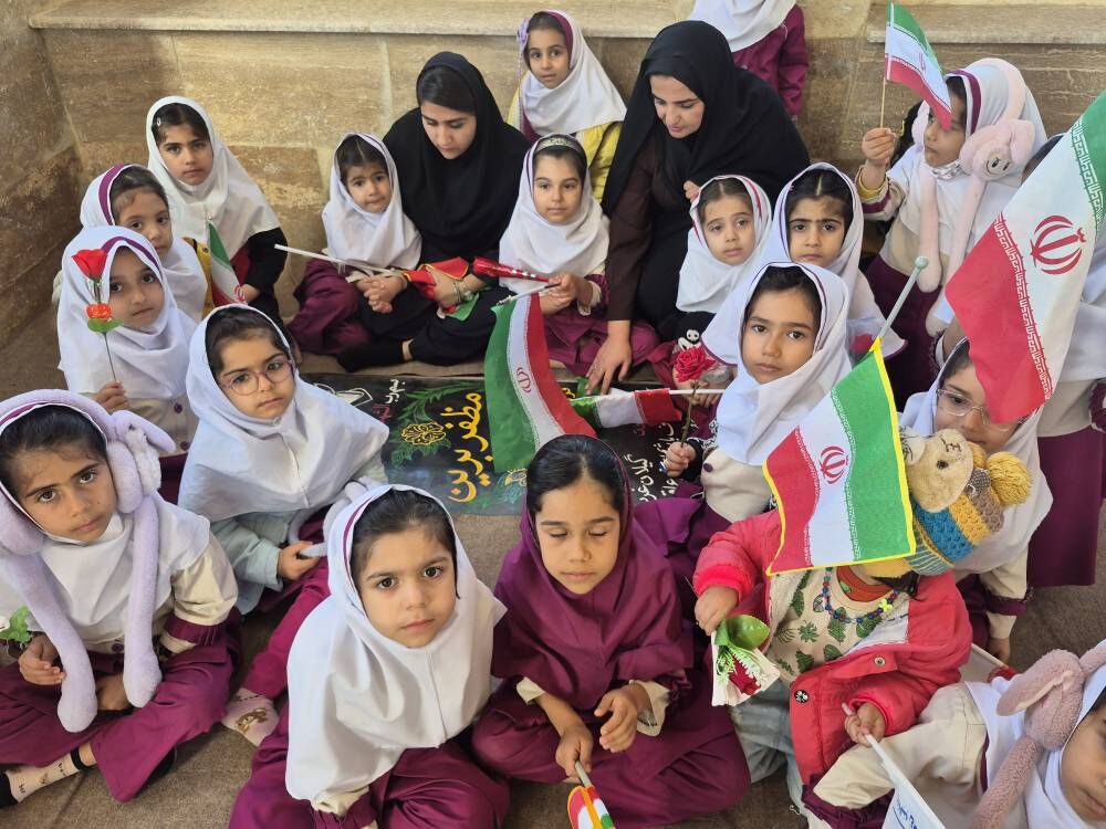 کودکان و نوجوانان لنده با عطرافشانی گلزار شهدا حماسه‌ای ماندگار آفریدند