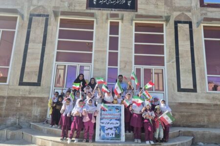 کودکان و نوجوانان لنده با عطرافشانی گلزار شهدا حماسه‌ای ماندگار آفریدند