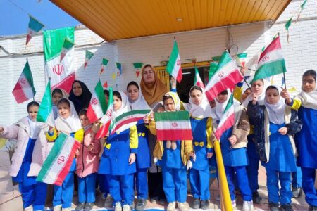 همزمان با فجر انقلاب؛ اعضای نوخوان کانون با آرمان شهدا در مزار شهدا تجدید پیمان کردند