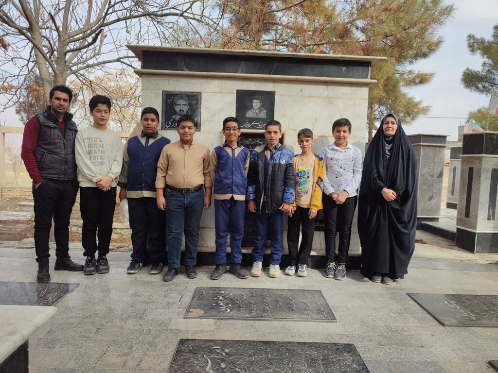 1399446 همزمان با فجر انقلاب؛ اعضای نوخوان کانون با آرمان شهدا در مزار شهدا تجدید پیمان کردند