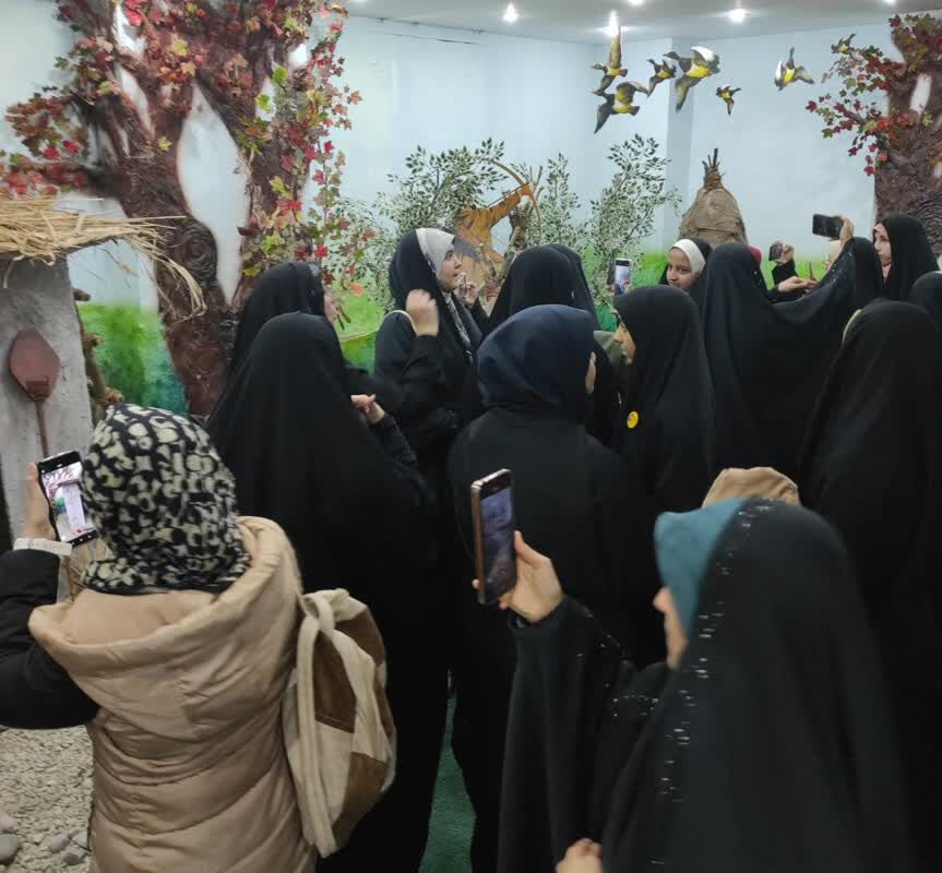 1399474-1 کارگاه آموزشی «نقش خلاقیت در برپایی نمایشگاه های مدرسه انقلاب» برای دانش آموزان نوجوان برگزار شد
