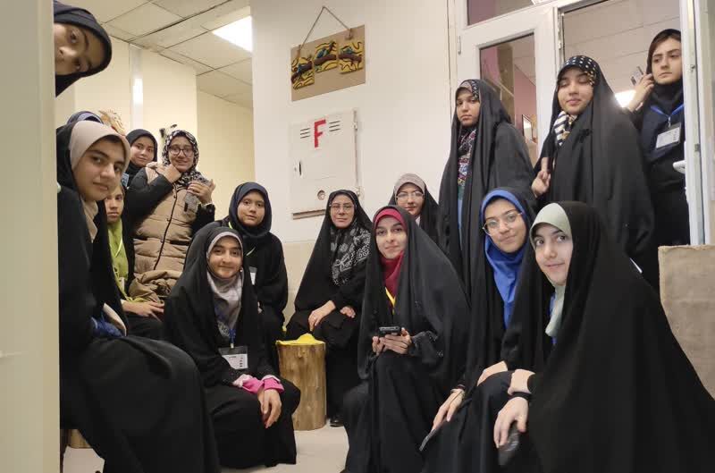 1399475-1 کارگاه آموزشی «نقش خلاقیت در برپایی نمایشگاه های مدرسه انقلاب» برای دانش آموزان نوجوان برگزار شد