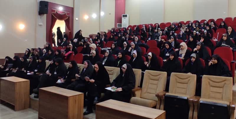 1399477-1 کارگاه آموزشی «نقش خلاقیت در برپایی نمایشگاه های مدرسه انقلاب» برای دانش آموزان نوجوان برگزار شد