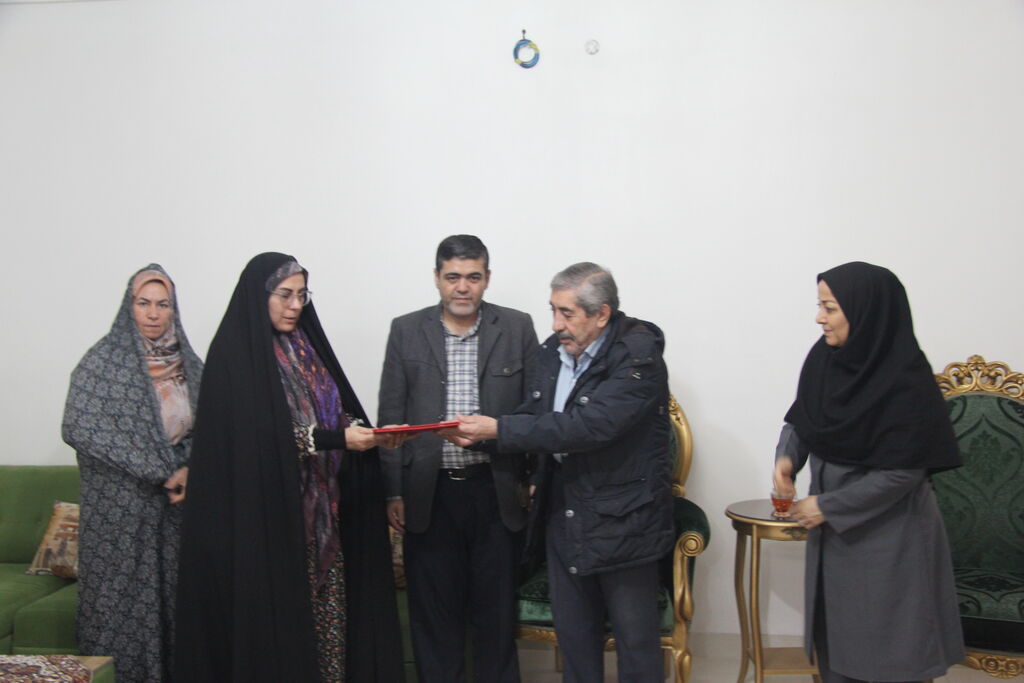 1399479-1 دیدار مدیرکل کانون استان آذربایجانغربی با خانواده معظم شهدا
