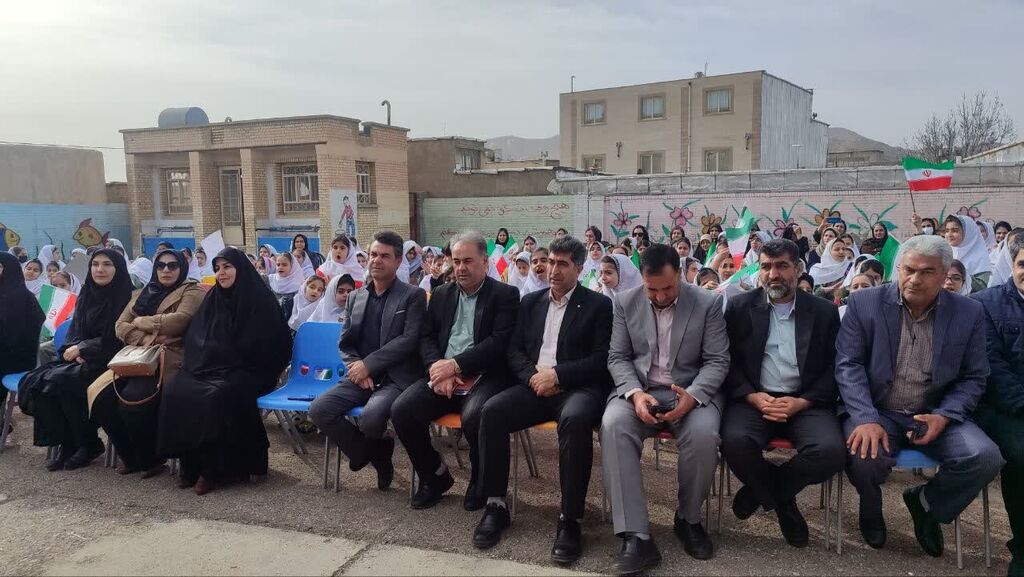1399629-1 جشن پیک امیدانقلاب وپویش پرچم به همت کتابخانه پستی ایلام