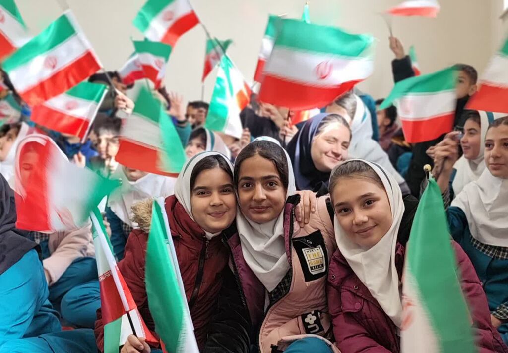 مرکز سنقر «جشن انفجار نور» را به روستای باوله برد