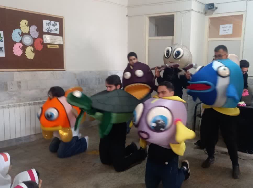 اجرای نمایش عروسکی «قهرمان آکواریوم» در مدارس زنجان همزمان با دهه فجر