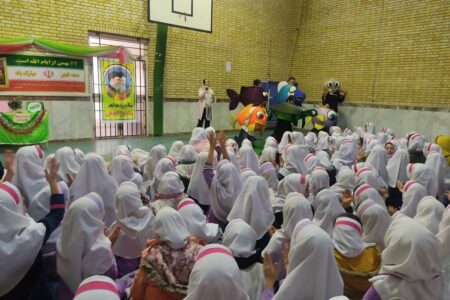 اجرای نمایش عروسکی «قهرمان آکواریوم» در مدارس زنجان همزمان با دهه فجر