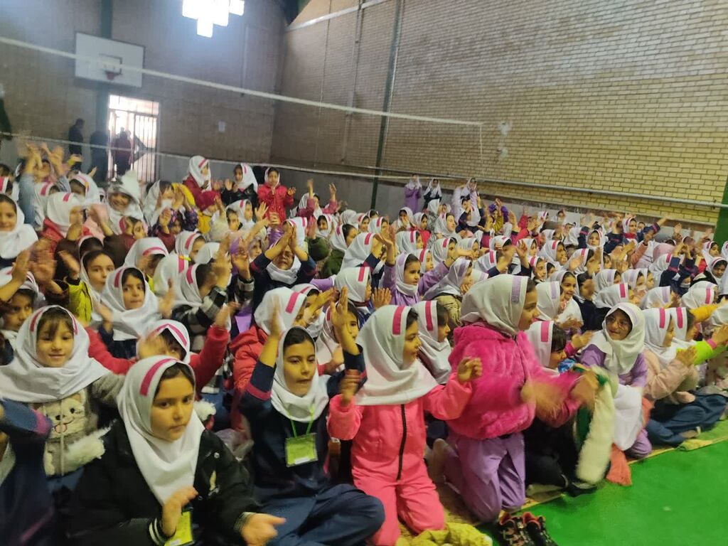 اجرای نمایش عروسکی «قهرمان آکواریوم» در مدارس زنجان همزمان با دهه فجر