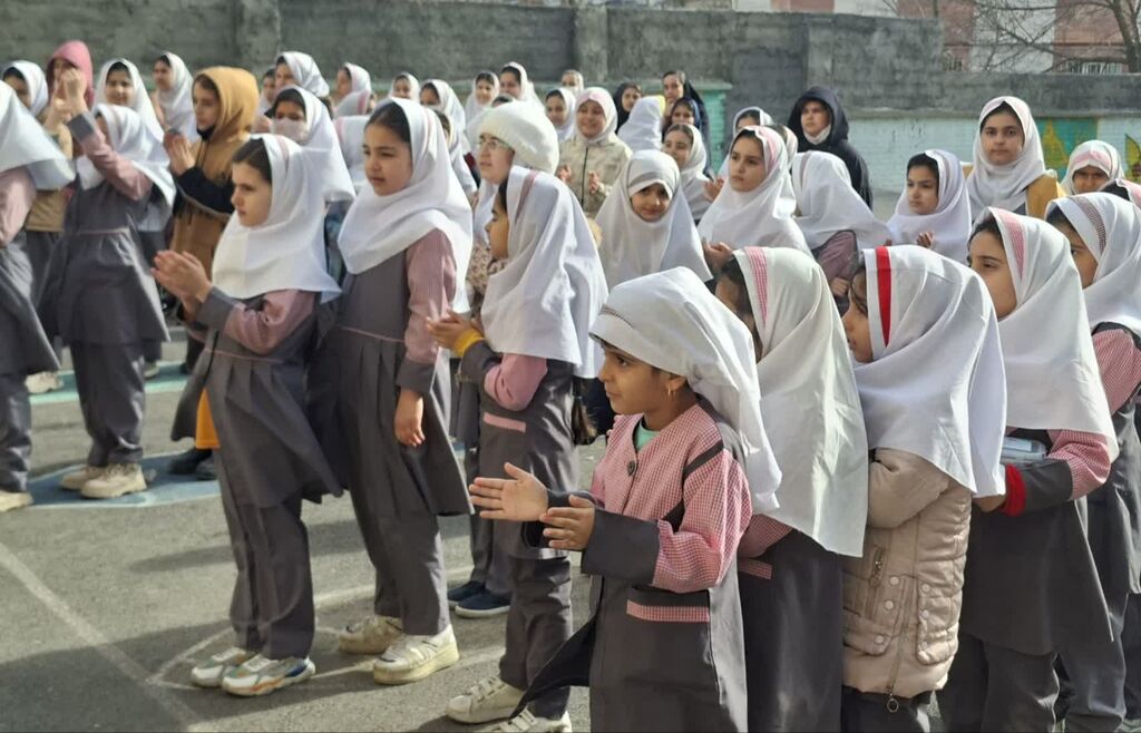 مرکز بیستون ویژه‌برنامه‌های دهه‌ فجر را در مدرسه اجرا کرد
