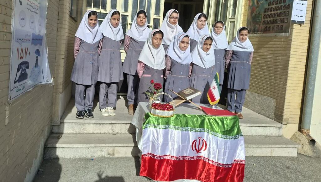 مرکز بیستون ویژه‌برنامه‌های دهه‌ فجر را در مدرسه اجرا کرد