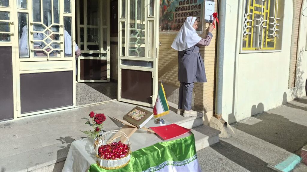 مرکز بیستون ویژه‌برنامه‌های دهه‌ فجر را در مدرسه اجرا کرد