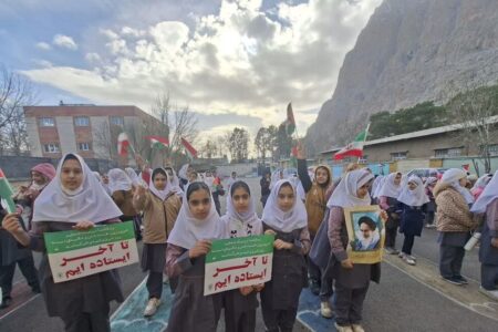 مرکز بیستون ویژه‌برنامه‌های دهه‌ فجر را در مدرسه اجرا کرد