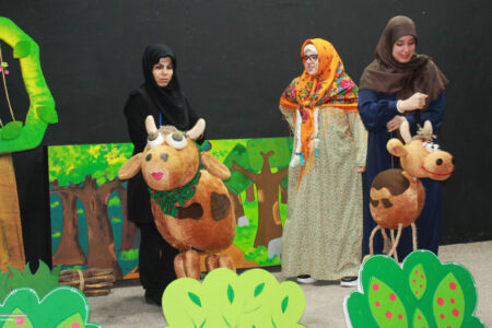 نمایش عروسکی «گوساله لجباز» روی صحنه کانون پرورش فکری اهواز