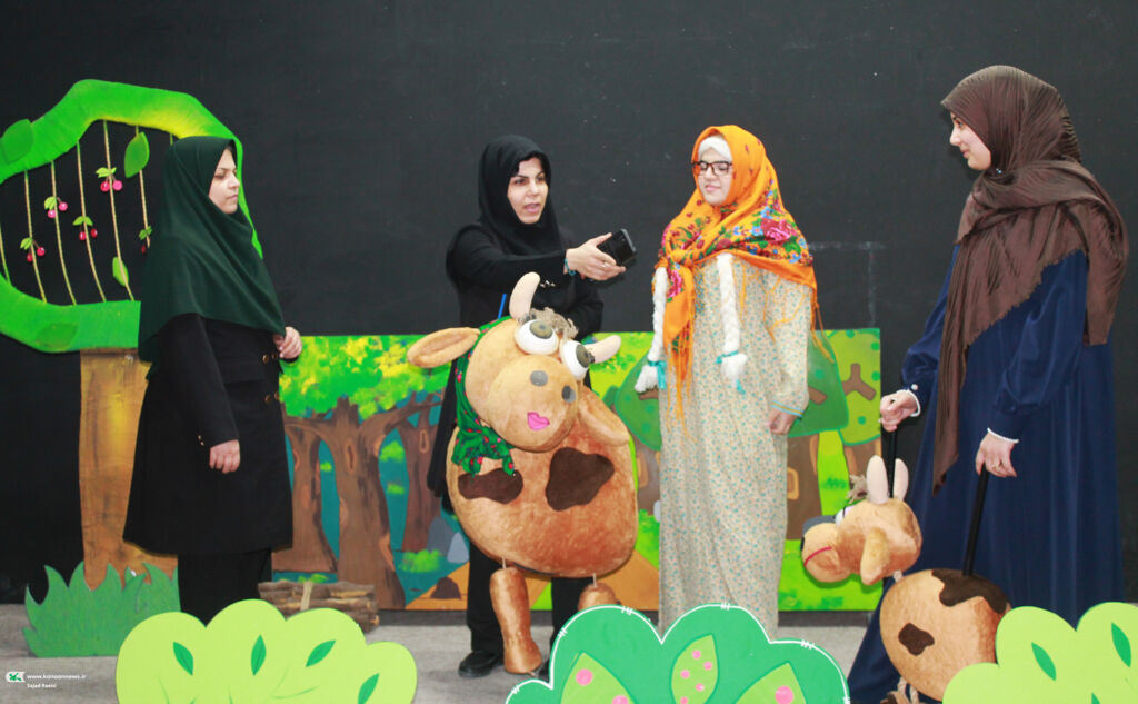 1400233 نمایش عروسکی «گوساله لجباز» روی صحنه کانون پرورش فکری اهواز