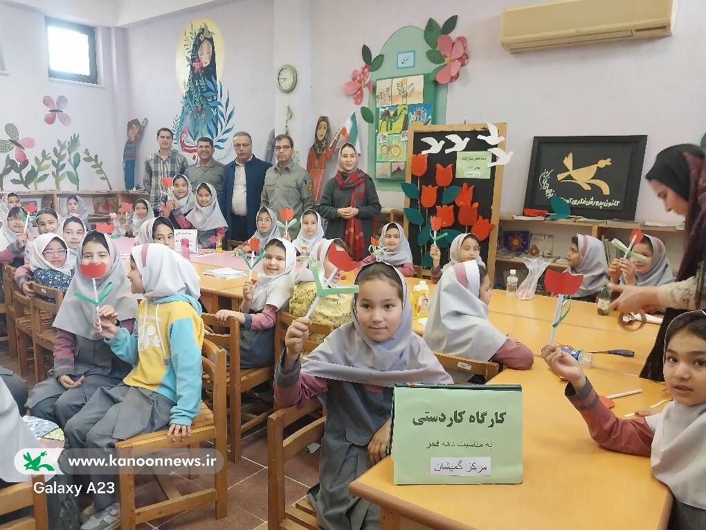 1400421-1 خلق گلهای لاله انقلابی به دست کودکان گمیشانی