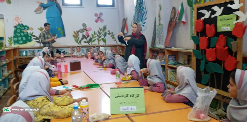 خلق گل‌های لاله انقلابی به دست کودکان گمیشانی