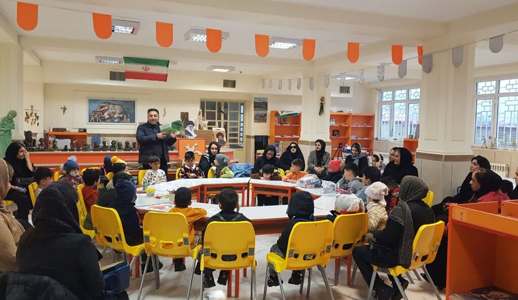 آیین بازگشایی نمایشگاه هنرهای تجسمی در مرکز شماره ۳ اسلام‌آباد غرب