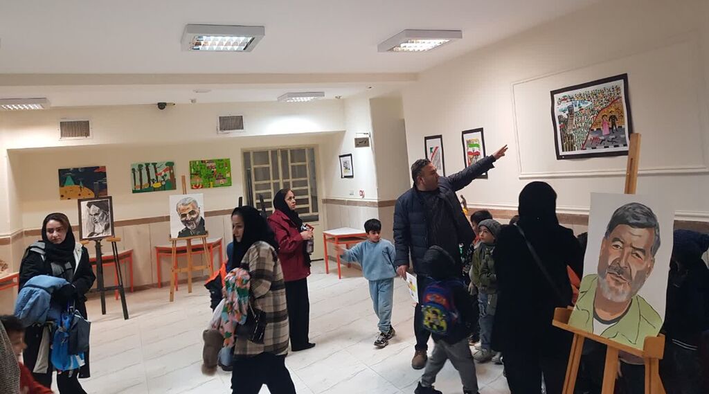 1400726-1 آیین بازگشایی نمایشگاه هنرهای تجسمی در مرکز شماره ۳ اسلامآباد غرب