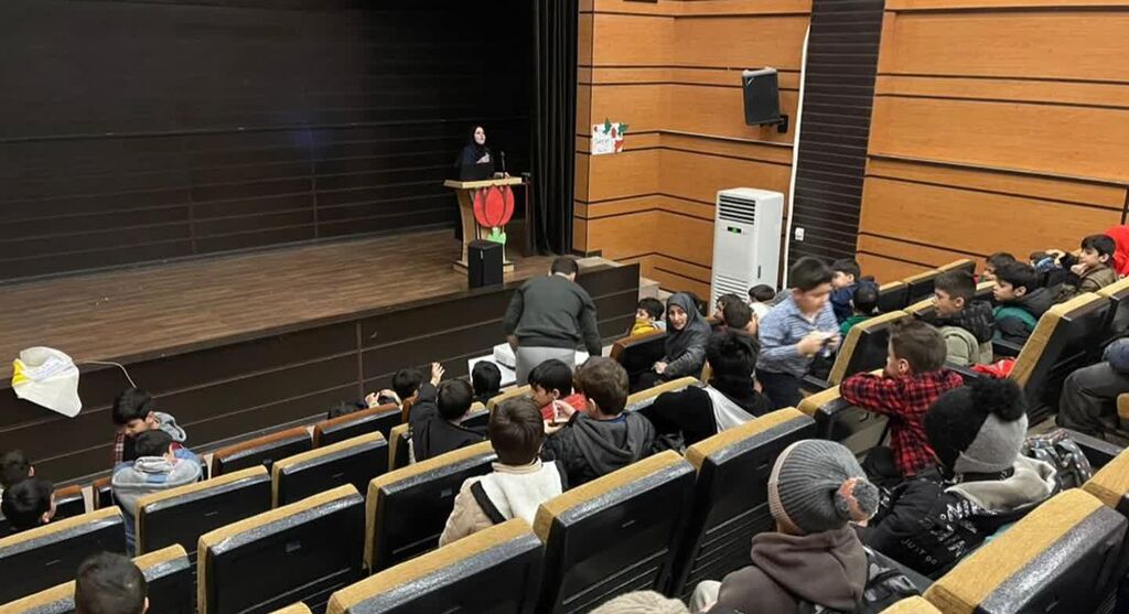 1400748-1 ویژهبرنامه «آزمایشهای شگفتانگیز» در مرکز شماره ۴ کانون کرمانشاه