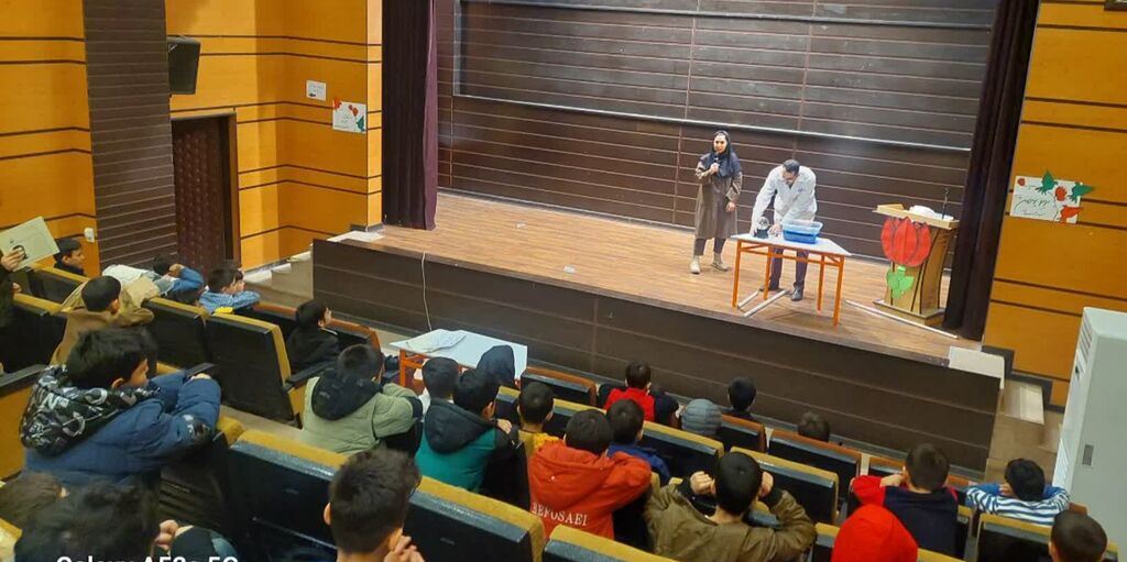 ویژه‌برنامه‌ «آزمایش‌های شگفت‌انگیز» در مرکز شماره ۴ کانون کرمانشاه